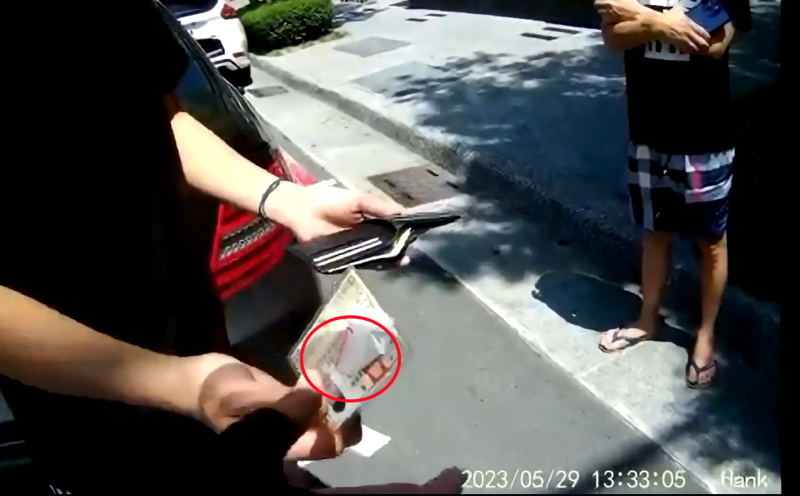 違規男抽證件竟夾帶這一包 警：你自己拿的喔！
