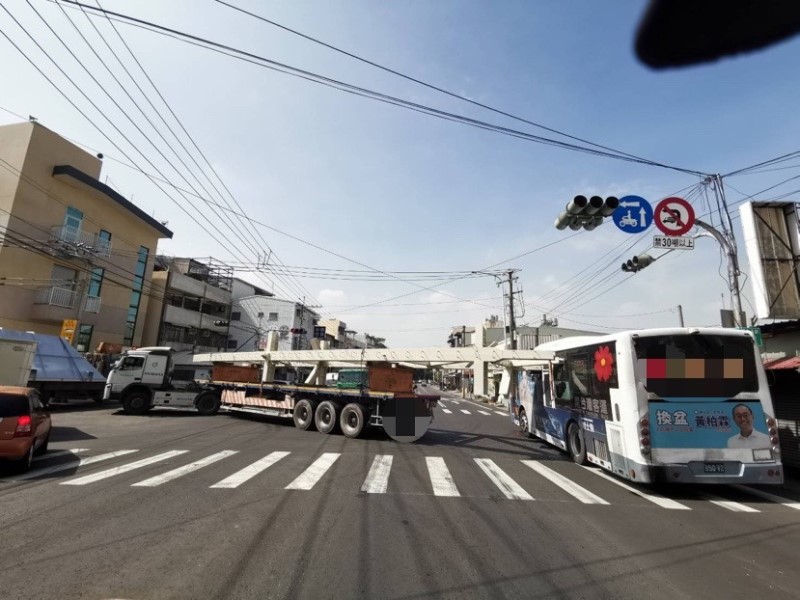 貨車貨物撞擊公車玻璃 幸公車上無乘客