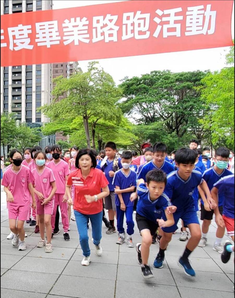 漾新聞|龍華國小畢業路跑挑戰2.5公里 象徵跨越成長的藩籬