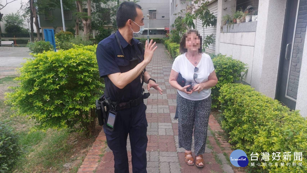 員警駕駛巡邏車護送德國籍婦人到家／警方提供