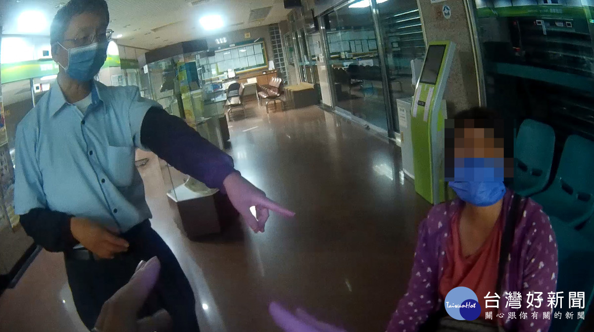 郵局經理發現婦人在ATM前，邊聽電話邊操作ATM，認為女子遭到詐騙，立即報警請求警方協助／警方提供