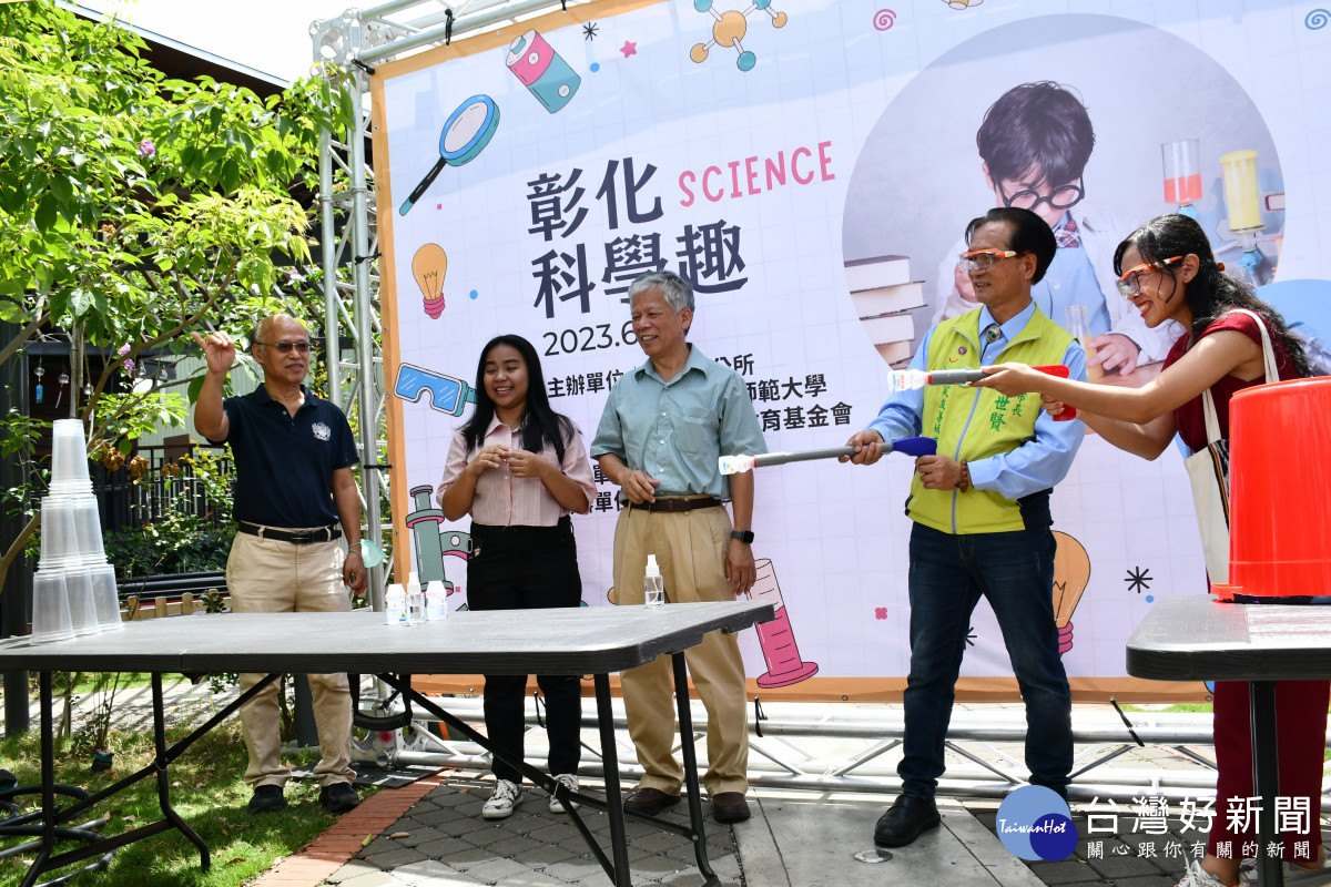 林世賢市長和彰師大學生一起嘗試酒精砲射擊實驗。圖/彰化市公所提供