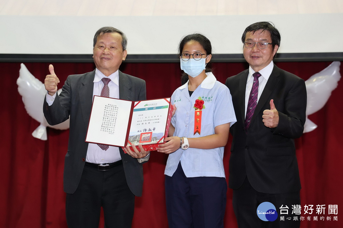 王副縣長代表頒縣長獎。(縣府提供)