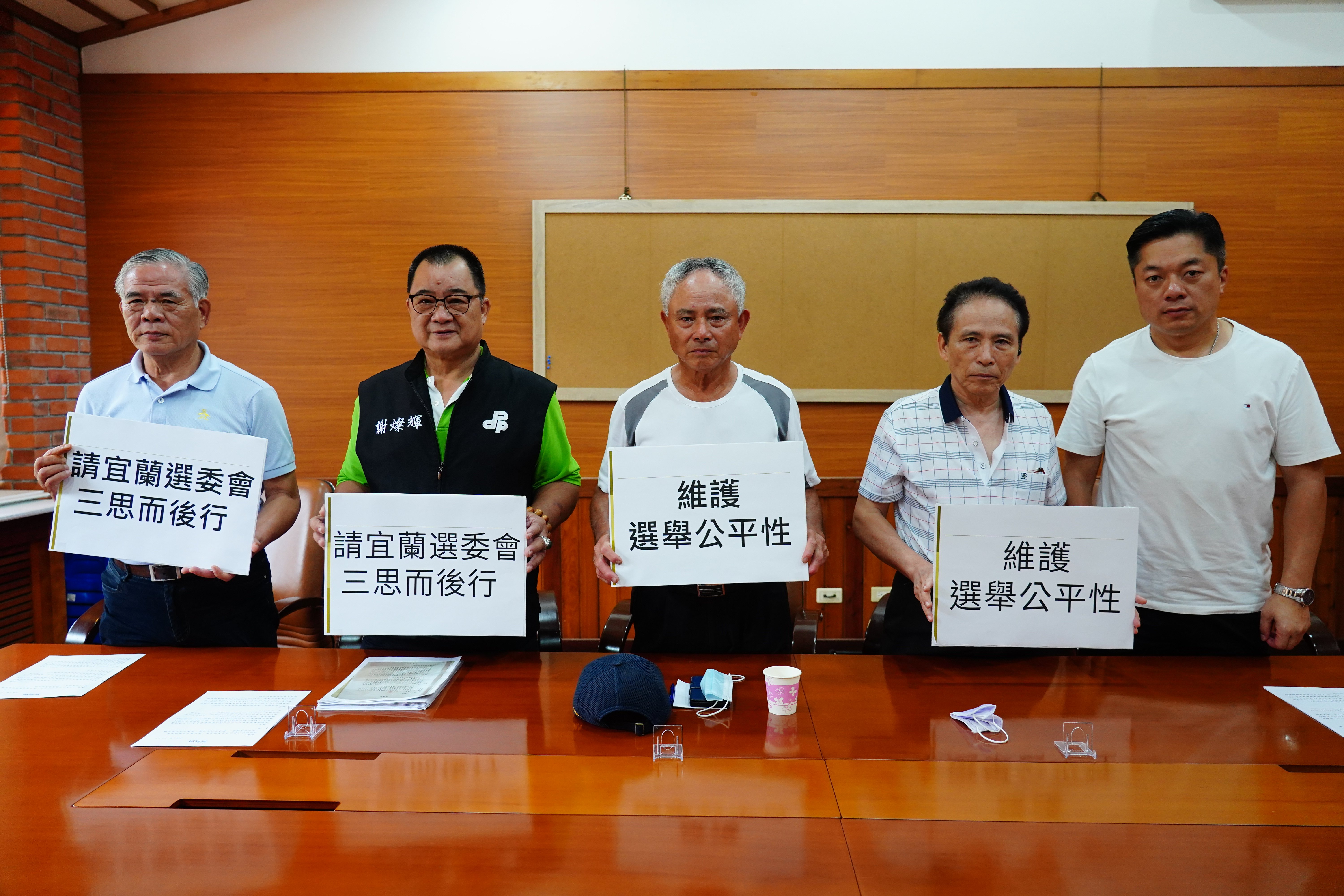宜蘭縣壯圍鄉代張賜雄涉賄選遭檢方起訴並提起當選無效之訴，日前張請辭，導致落選頭民進黨的林榮華（中）遞補無望，他今天出面痛批張知法玩法，呼籲縣選委會應暫停補選。林泊志攝