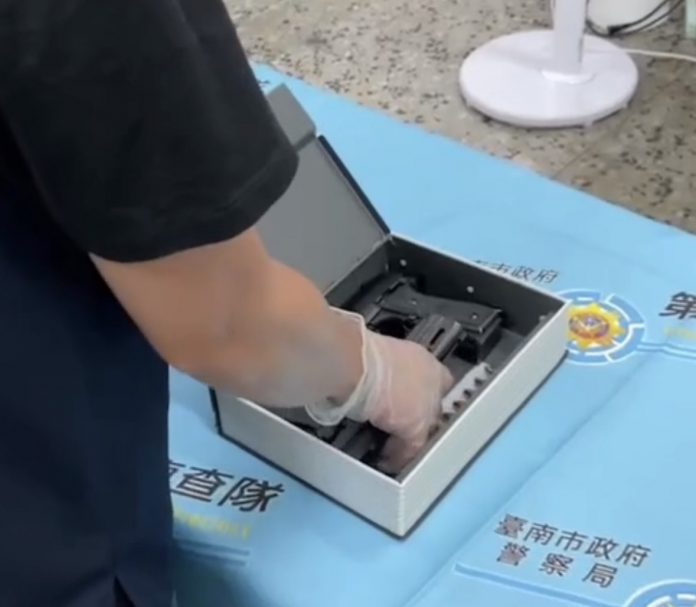 嫌犯將槍彈藏於字典裡。 (圖/記者陳聖璋翻攝)