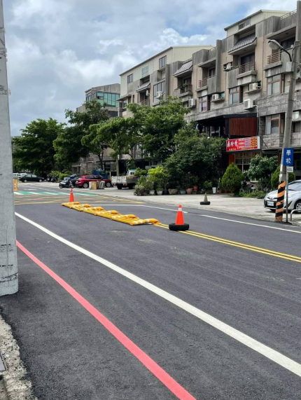 竹南鎮照南路照南國中附近的路中央防撞桿被大貨車撞倒。翻攝臉書竹南大小事