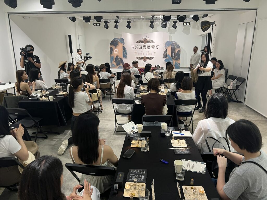 人本肌粹邀請資深魔法藥草師設計了一個還原古埃及豐盛儀式現場,將財富和好運帶給現場的來賓