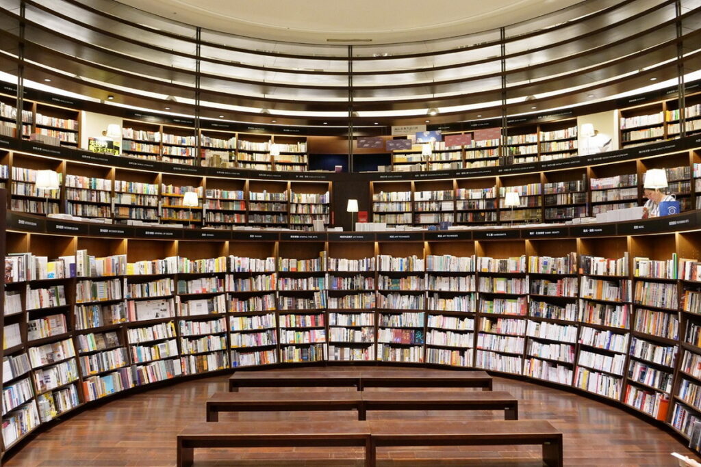 擁獨特環形書區的誠品中友店被讀者譽為「最接近《哈利波特》場景的書店」，6月10日(六)將化身24小時限定奇幻文學主題夜書店。