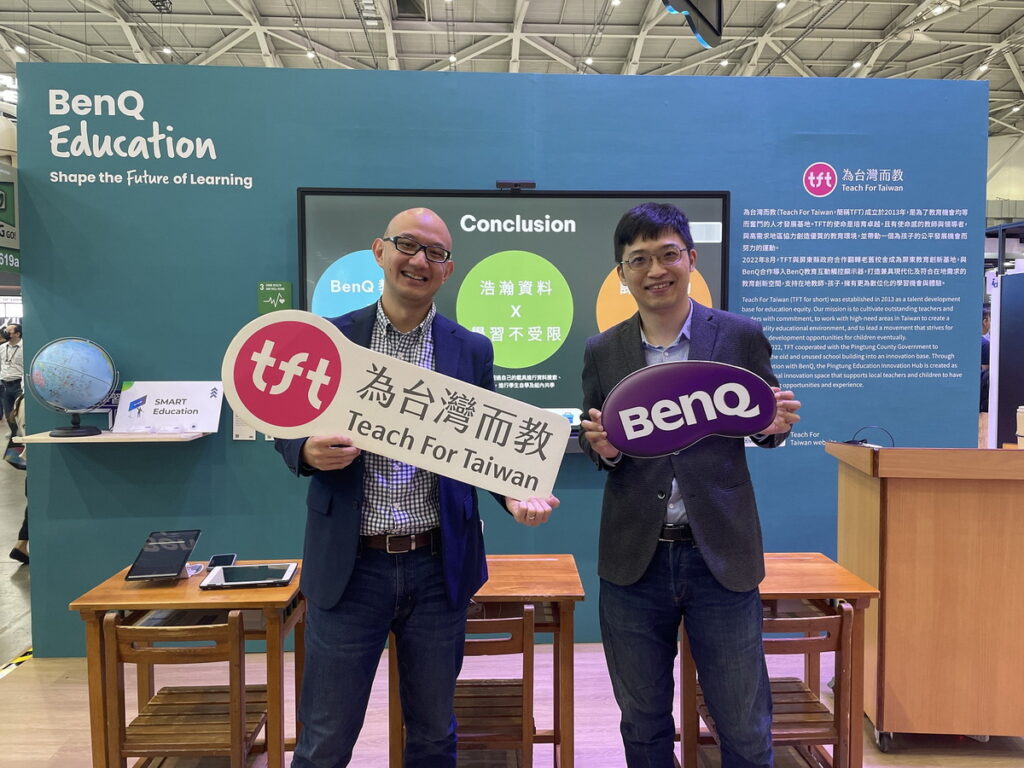 BenQ攜手為台灣而教(TFT) 運用智慧科技共創永續教育,左起為明基台灣區總經理楊士良、為台灣而教教育基金會(TFT)代理執行長杜瀛