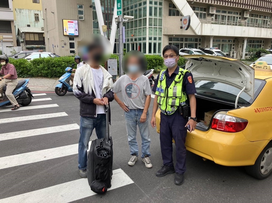 ▲圖說:員警調閱沿途監視器聯絡到計程車司機,送回遺留的攝影器材 (圖/台中市政府提供)
