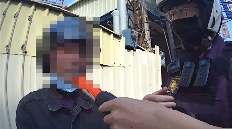 真的喝很醉！男看到酒測器竟說「我會怕」 盧了半小時才說「我是不是很配合」警又好氣又好笑將他送辦