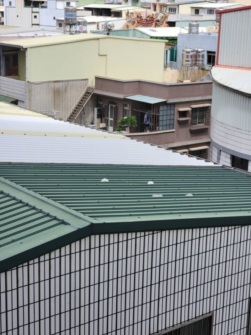 小港區鷹架構件掉落鄰房屋頂 工務局：勒令停工