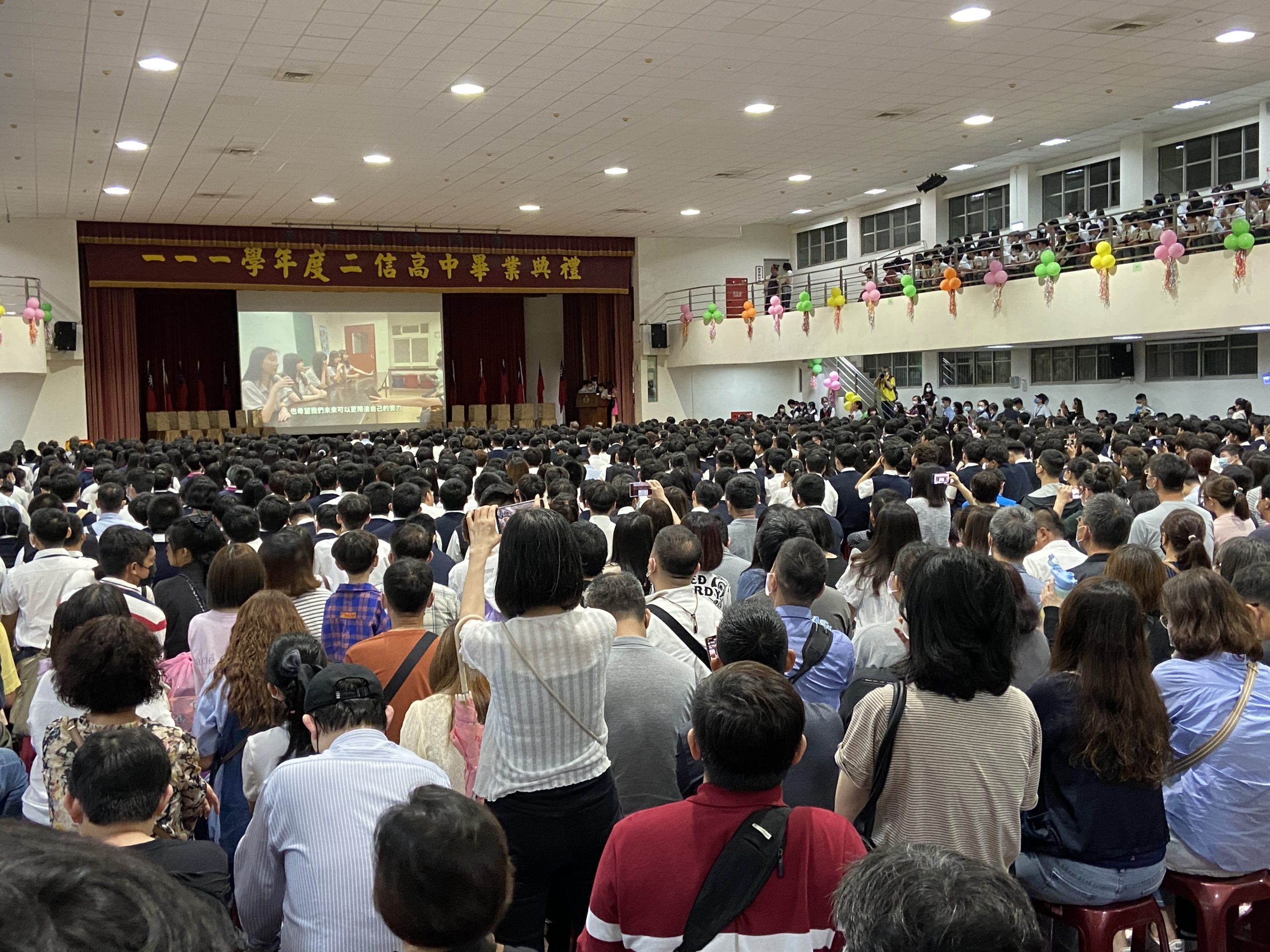 二信高中畢業典禮親師生喜氣洋溢熱鬧溫馨