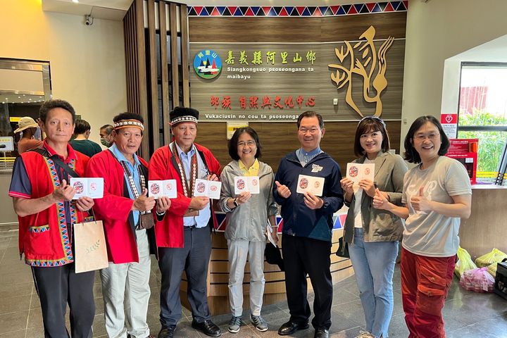 林務局林澔貞副局長、臺南市府王揚智副秘書長、嘉義縣文觀局徐佩鈴局長、鄒族高德生長老、汪啟德頭目、汪義福頭目與千里步道協會周聖心執行長分享集章樂趣。 圖:林務局/提供