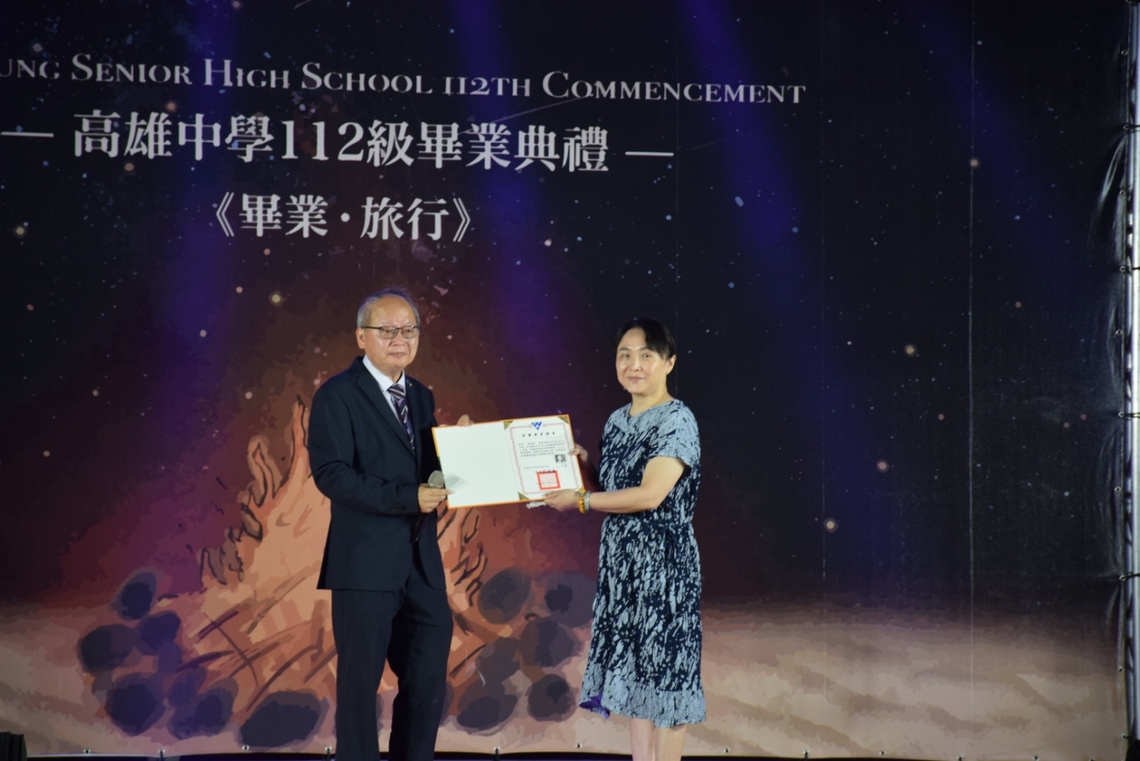 漾新聞|雄中自衛隊事件後中輟 翁昭福由女兒代表獲頒遲到76年的雄中榮譽畢業贈書