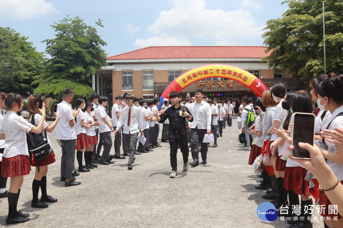 在校生列隊歡送畢業學長。(記者扶小萍攝)