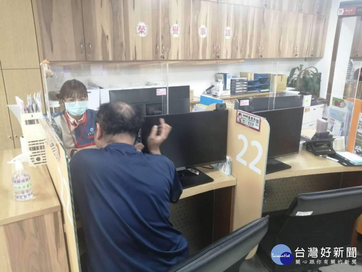 阿榮在就業中心接受諮詢。