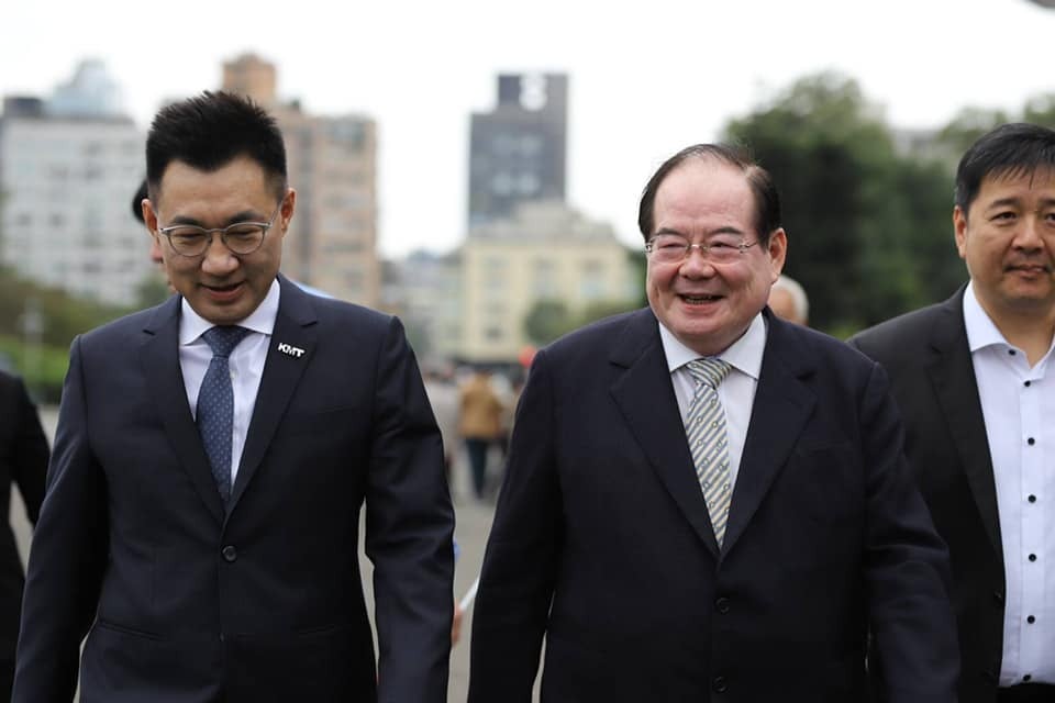 國民黨前秘書長李乾龍(左二)1日舉辦餐敘,希望整合藍軍各勢力支持侯友宜。翻攝自李乾龍臉書