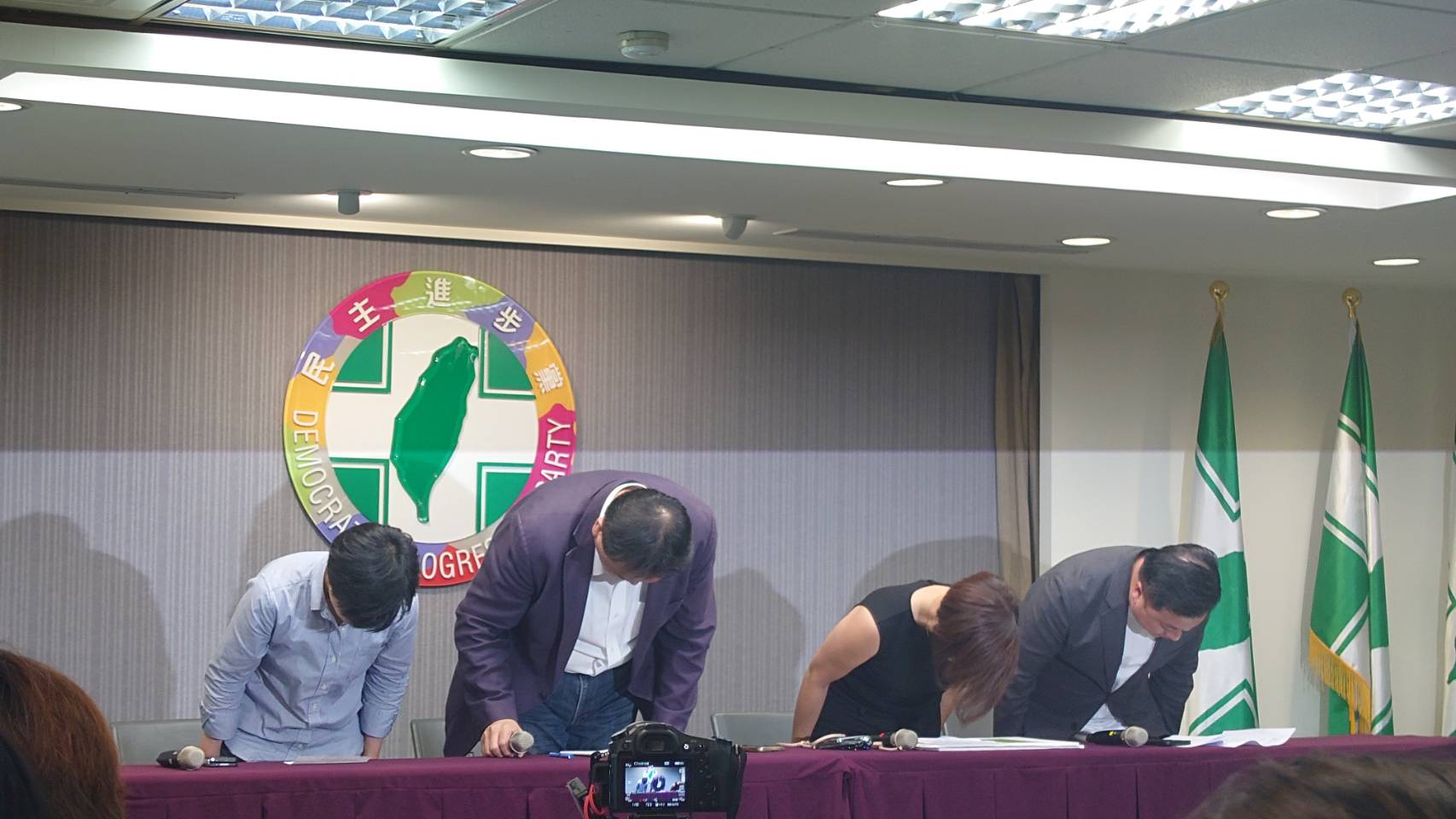 民進黨性騷事件頻傳,黨秘書長許立明(左二)鞠躬致歉。蘇聖怡攝