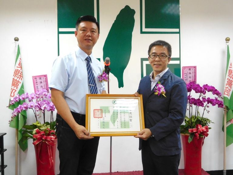 民進黨組織部副主任林男固(右)出面道歉,但澄清沒寫情書給對方。圖為他2018年到屏東縣黨部頒發證書的照片。翻攝民進黨屏東縣黨部臉書