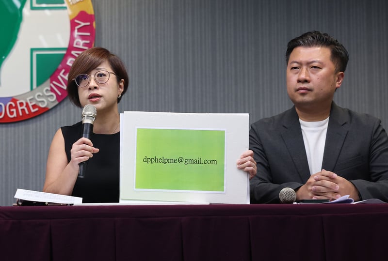 民進黨2日下午由黨秘書長許立明帶隊召開記者會公開向被害者致歉,性平部主任李晏榕(左)會中並公布性騷擾檢舉信箱。右為民進黨發言人張志豪。中央社