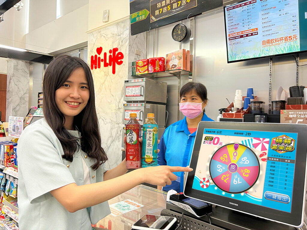 萊爾富推出「轉轉暑樂趣」活動,凡購買指定商品任2件,於結帳時即可參加轉盤遊戲乙次,就有機會抽中任2件0元至8.9折等優惠。
