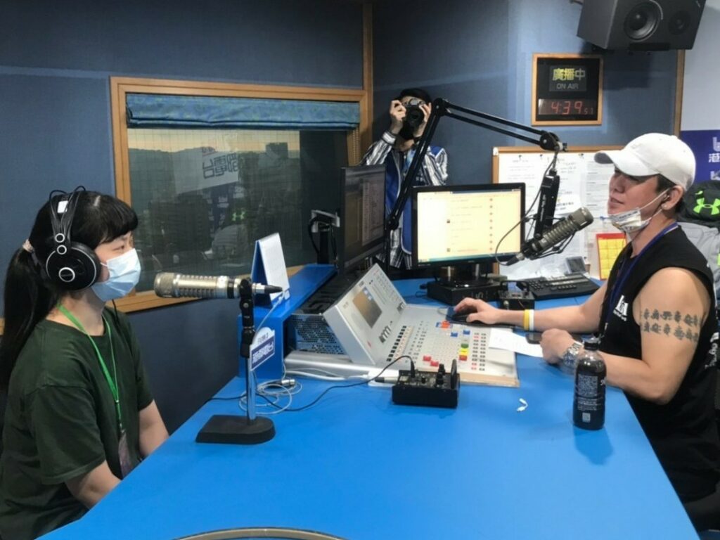 港都電台讓青年扮演「一日DJ」,促其了解在地多元媒體型態。