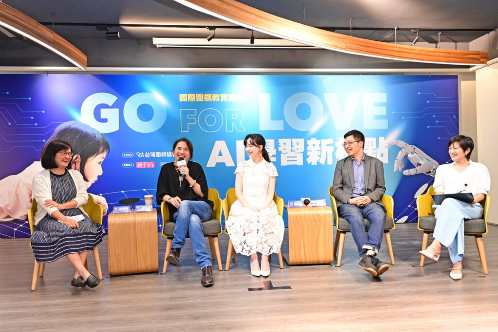 專題與談，由左至右為親子天下總主筆賓靜蓀、台大教授葉丙成、黑嘉嘉、Teach For Taiwan為台灣而教代理執行長 杜瀛、親職作家 羅怡君
