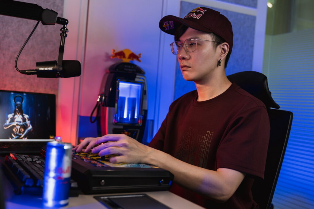 Red Bull電競選手石油王多次站上國際格鬥遊戲競賽舞台,並在今年以快打旋風5拿下EVO Japan冠軍(Red Bull提供)