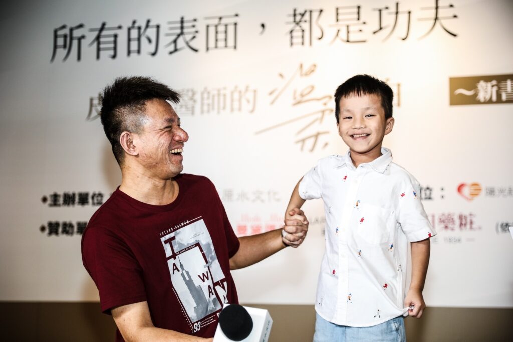 陽光燒傷孩子淋淋正向面對同學的好奇詢問