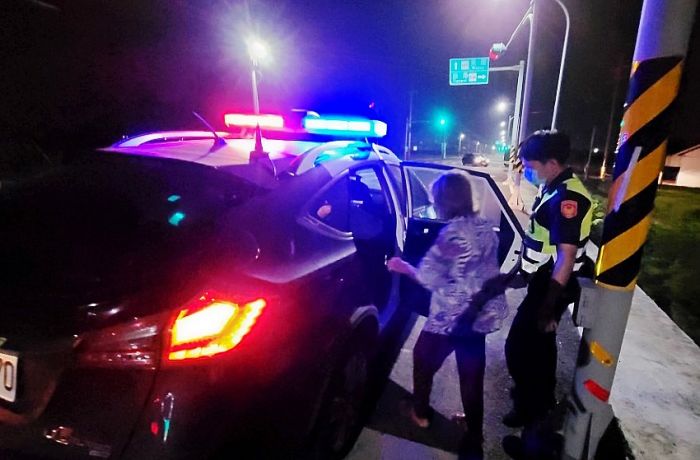 失智婦險掉排水溝 西螺警巡邏發現及時救援