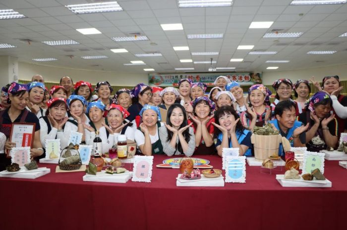 頭份市農會傳承包粽技藝　陳美琦體驗包肉粽、鹼粽