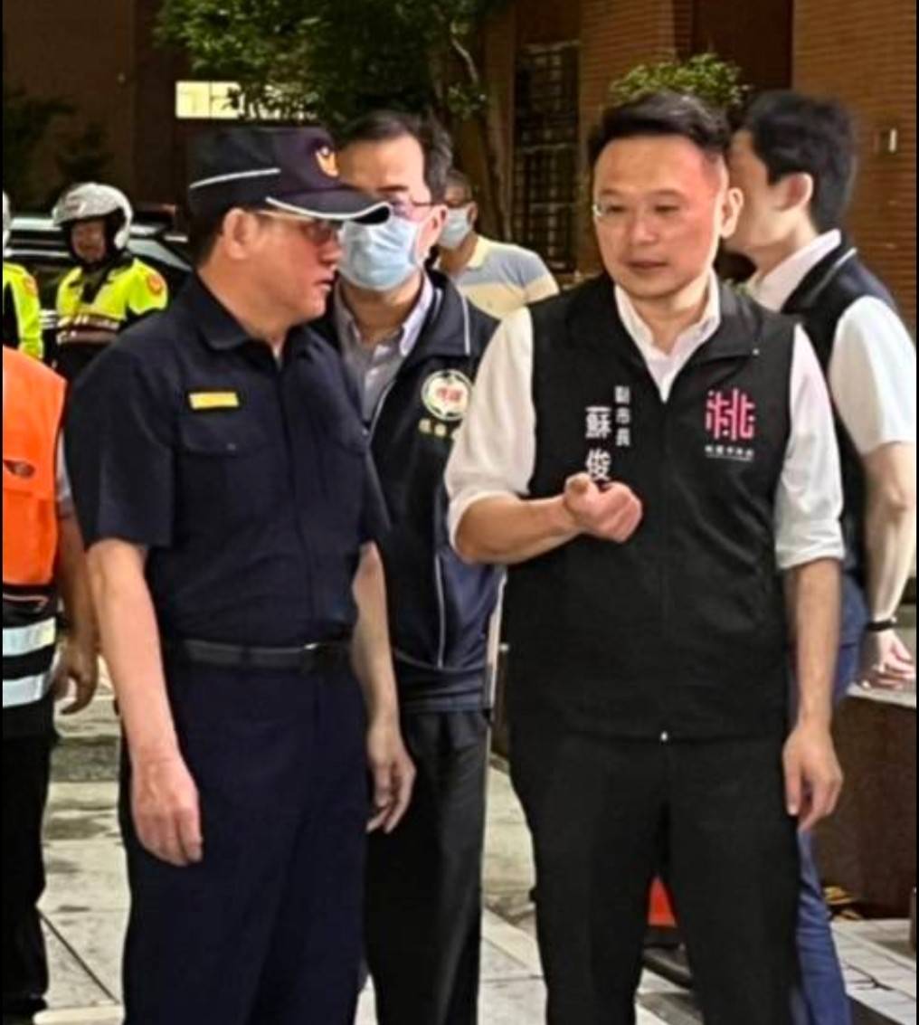 桃園市副市長蘇俊賓(右)及警察局局長吳坤旭(左)至現場視導取締稽查狀況。(記者楊國域翻攝)