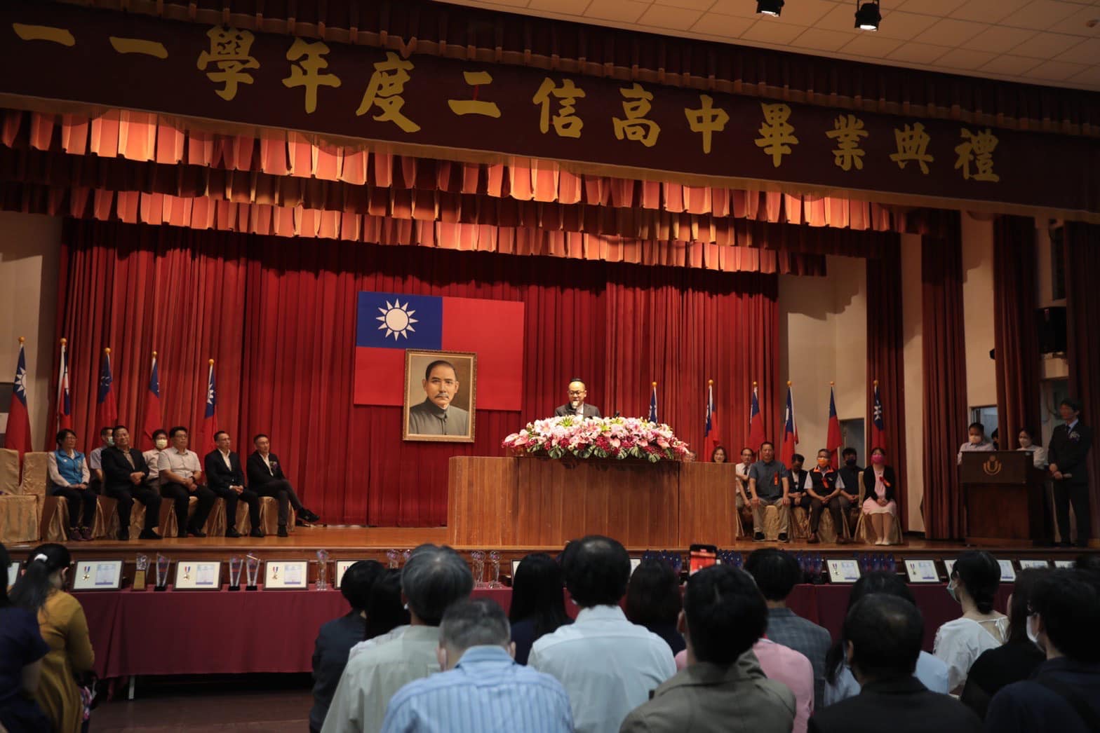 基隆市議長童子瑋回母校參加畢業典禮勉勵學弟妹勇敢追夢