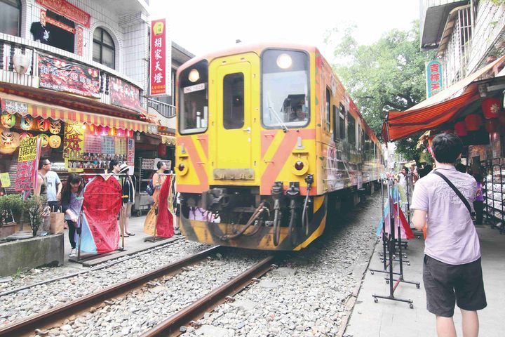 十分瀑布夏季延長開放 Fun玩平溪老街鐵道