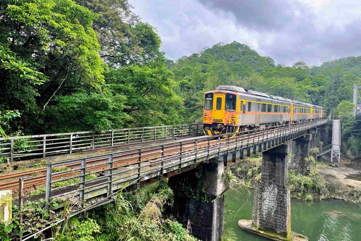 十分瀑布夏季延長開放 Fun玩平溪老街鐵道