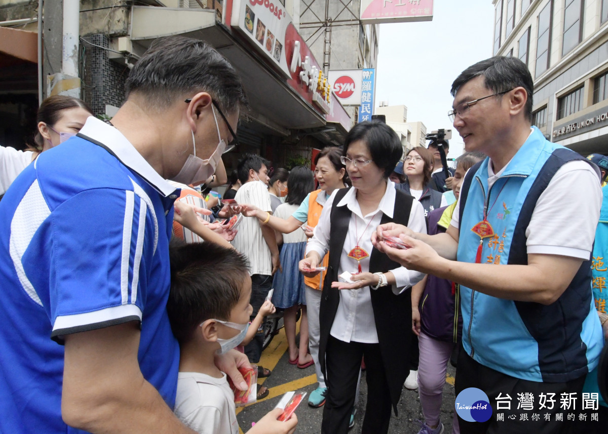 縣長王惠美、 鹿港鎮長許志宏等人,發送端午吉祥香包與民眾保平安。圖/記者鄧富珍攝