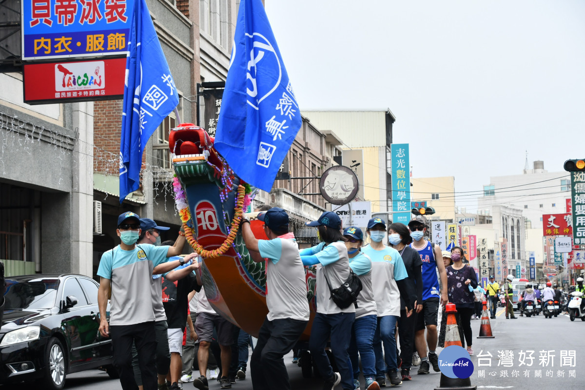 踩街龍舟。圖/記者鄧富珍攝