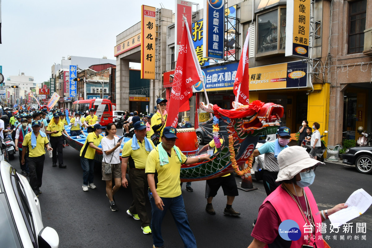 踩街龍舟。圖/記者鄧富珍攝