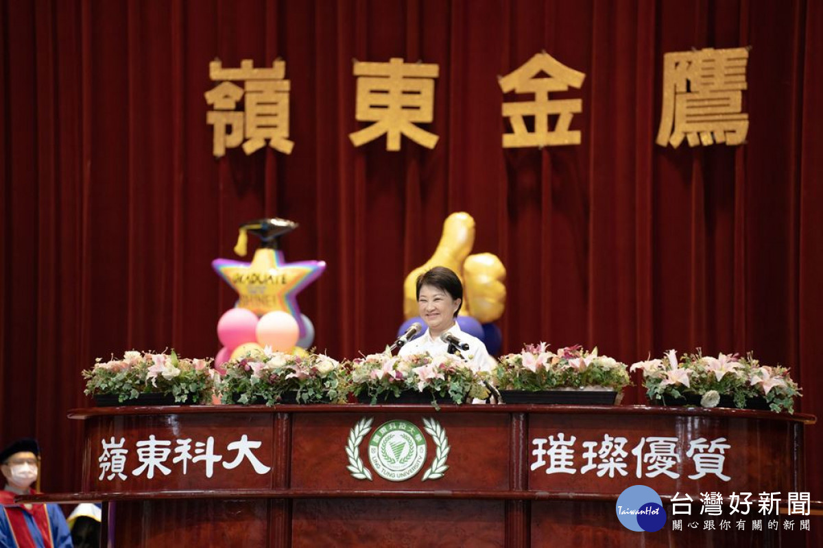 台中市長盧秀燕應邀參加嶺東科大畢業典禮活動,致詞為畢業生祝賀。(圖/嶺東科技大學)