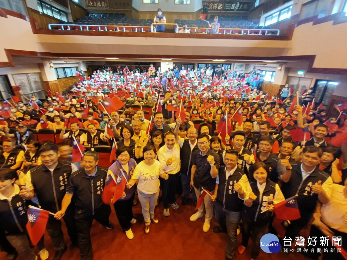 侯友宜南下台中造勢，藍營民代展現大團結氣勢，30多位台中市議員相挺，鄉親揮舞國旗高喊「凍蒜」。