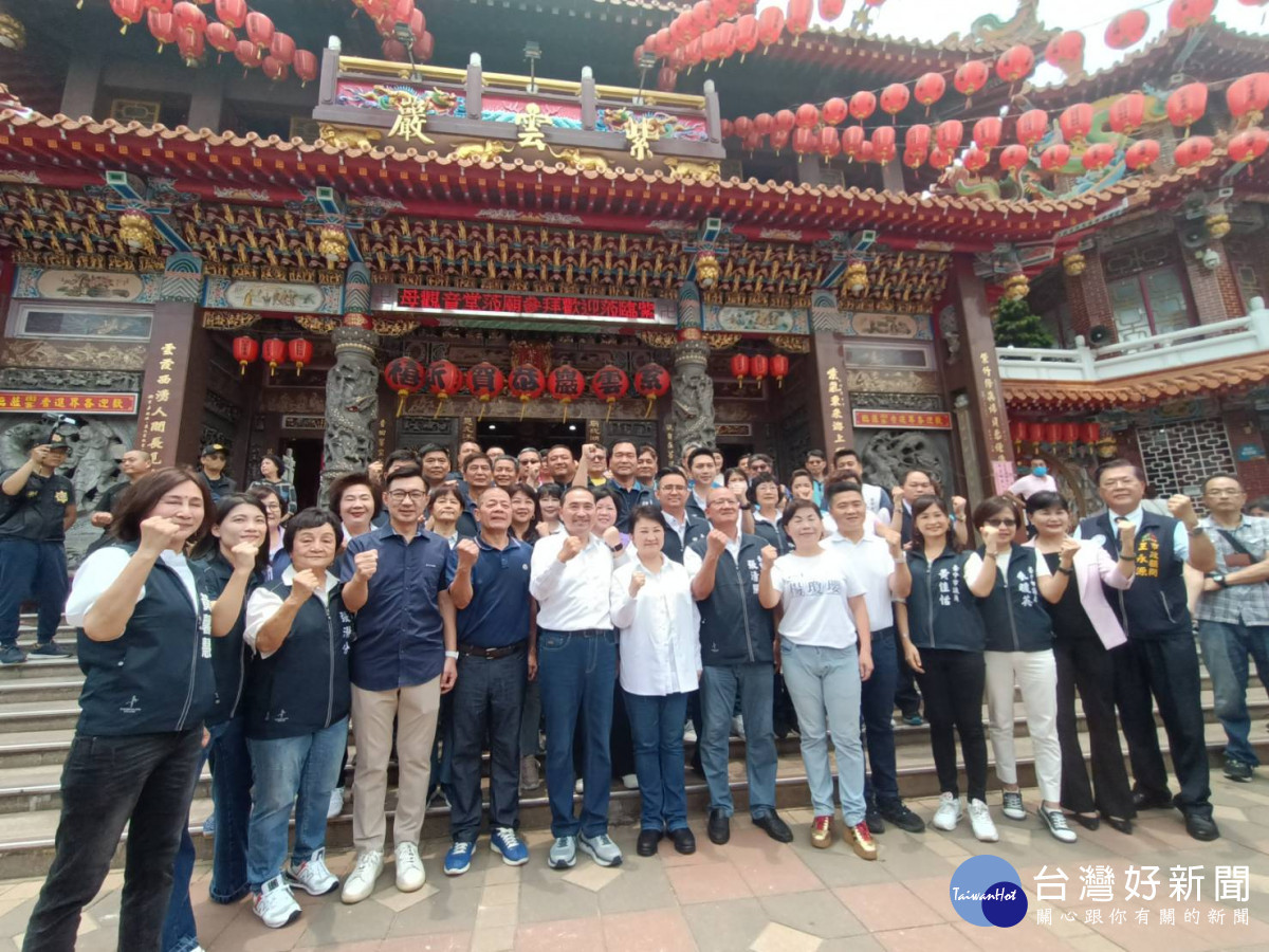 侯友宜與台中市長盧秀燕及30多位台中市議員合影,展現大團結氣勢。