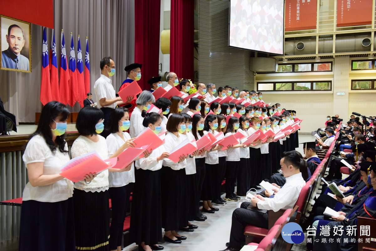 中原大學畢業典禮,中原大學教職員生百人詩班獻唱。