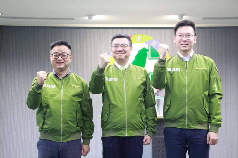 民進黨爆發多起性平爭議,前黨主席卓榮泰(中)在臉書致歉。翻攝卓榮泰臉書