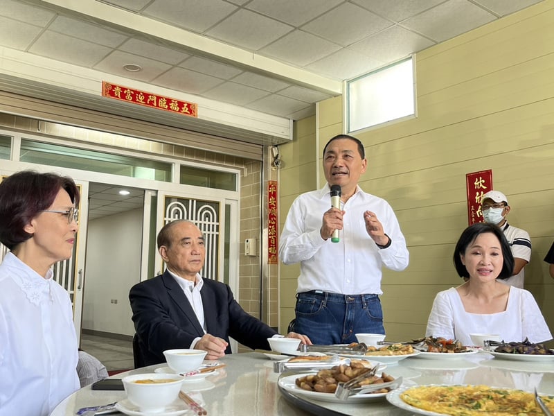 王金平今解釋婉拒出任侯友宜競總主委的原因,並指郭台銘是適合人選,圖為侯友宜到高雄拜會王金平時,王金平在高雄路竹老家席開2桌宴請。中央社