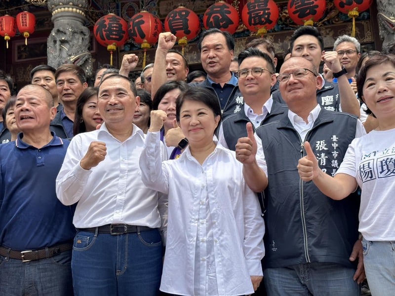 將代表國民黨參選總統的新北市長侯友宜(前排左2)今到台中跑行程,台中市長盧秀燕(前排左3)陪同。中央社