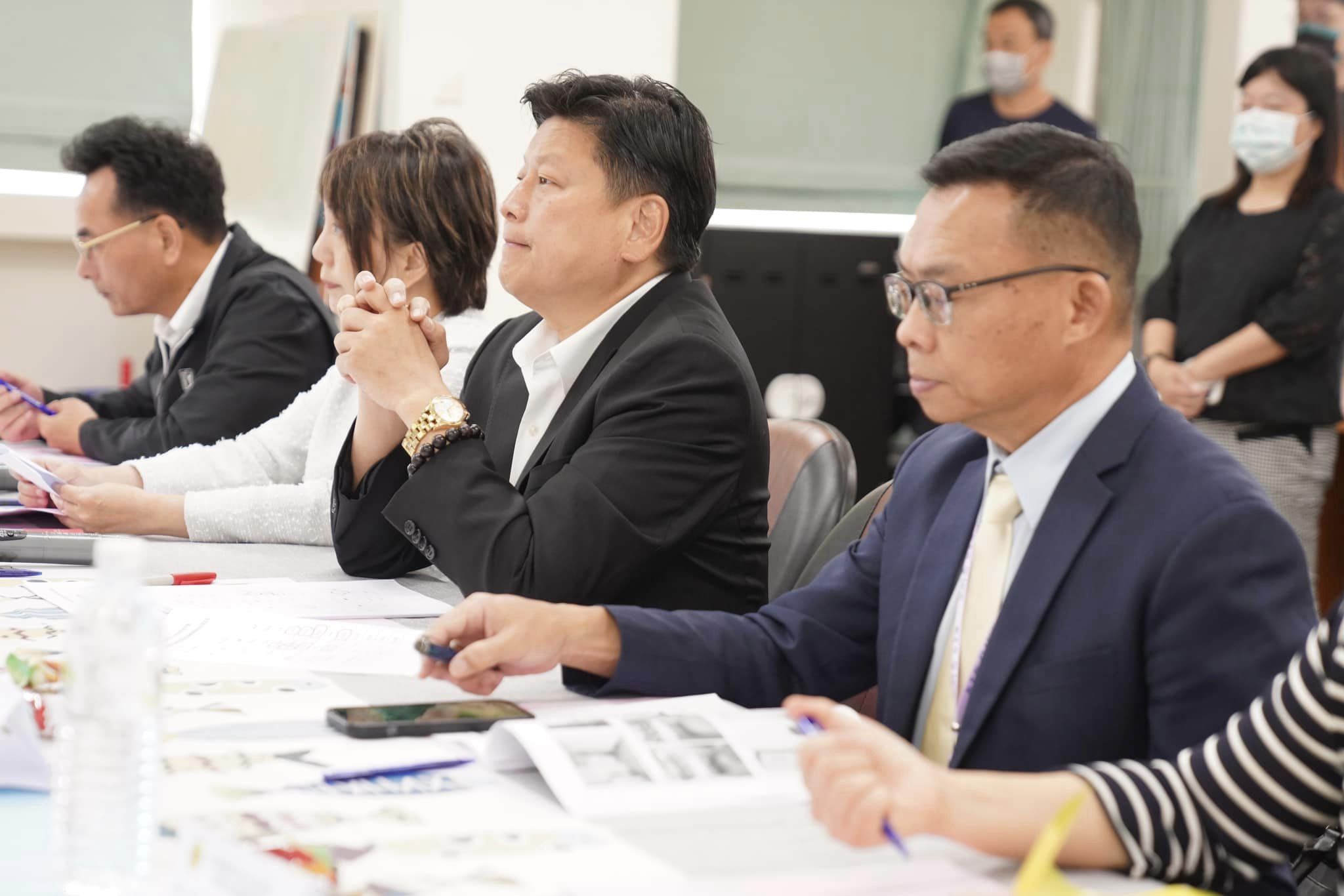 鏡文學總經理董成瑜3日在臉書自揭被國民黨前縣長性騷擾的經驗，晚間再發聲明指就是傅崐萁（中）。翻攝傅崐萁臉書