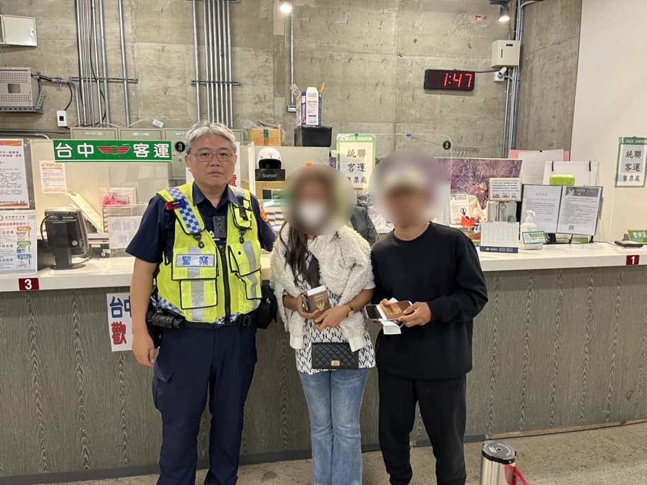 ▲圖說:員警自掏腰包幫泰籍情侶購買客運車票,讓他們趕赴機場搭乘回程班機 (圖/台中市政府提供)