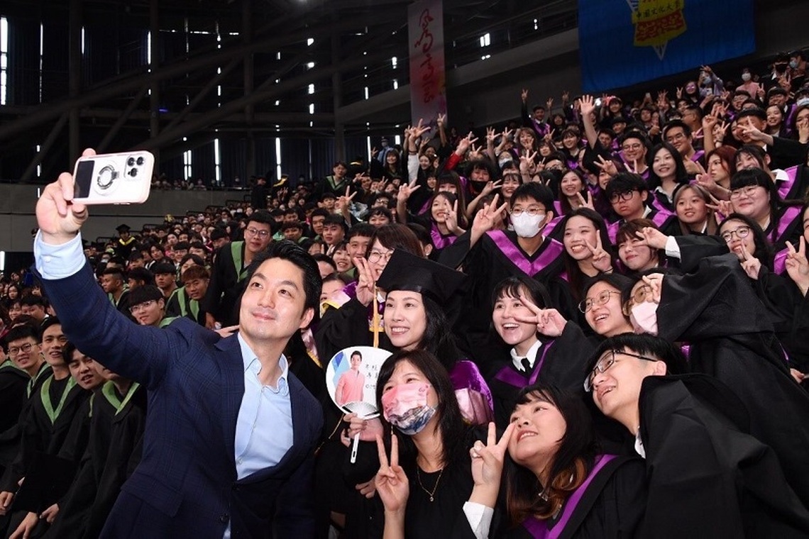 出席文化大學畢業典禮 蔣萬安勉勵畢業生「Stay Hungry,Stay Foolish」