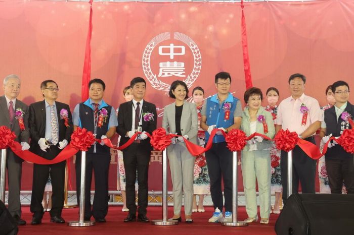 中農粉絲捐2千斤冬粉助弱勢 許淑華頒贈感謝狀致謝